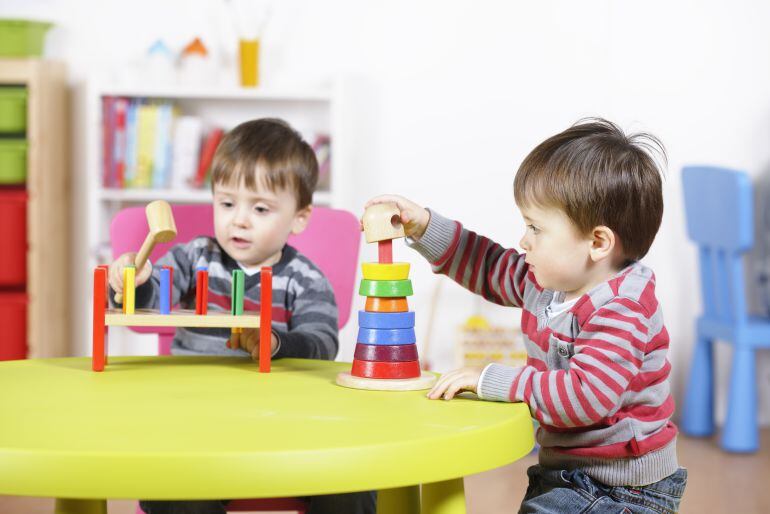 Dos gemelos jugando en clase