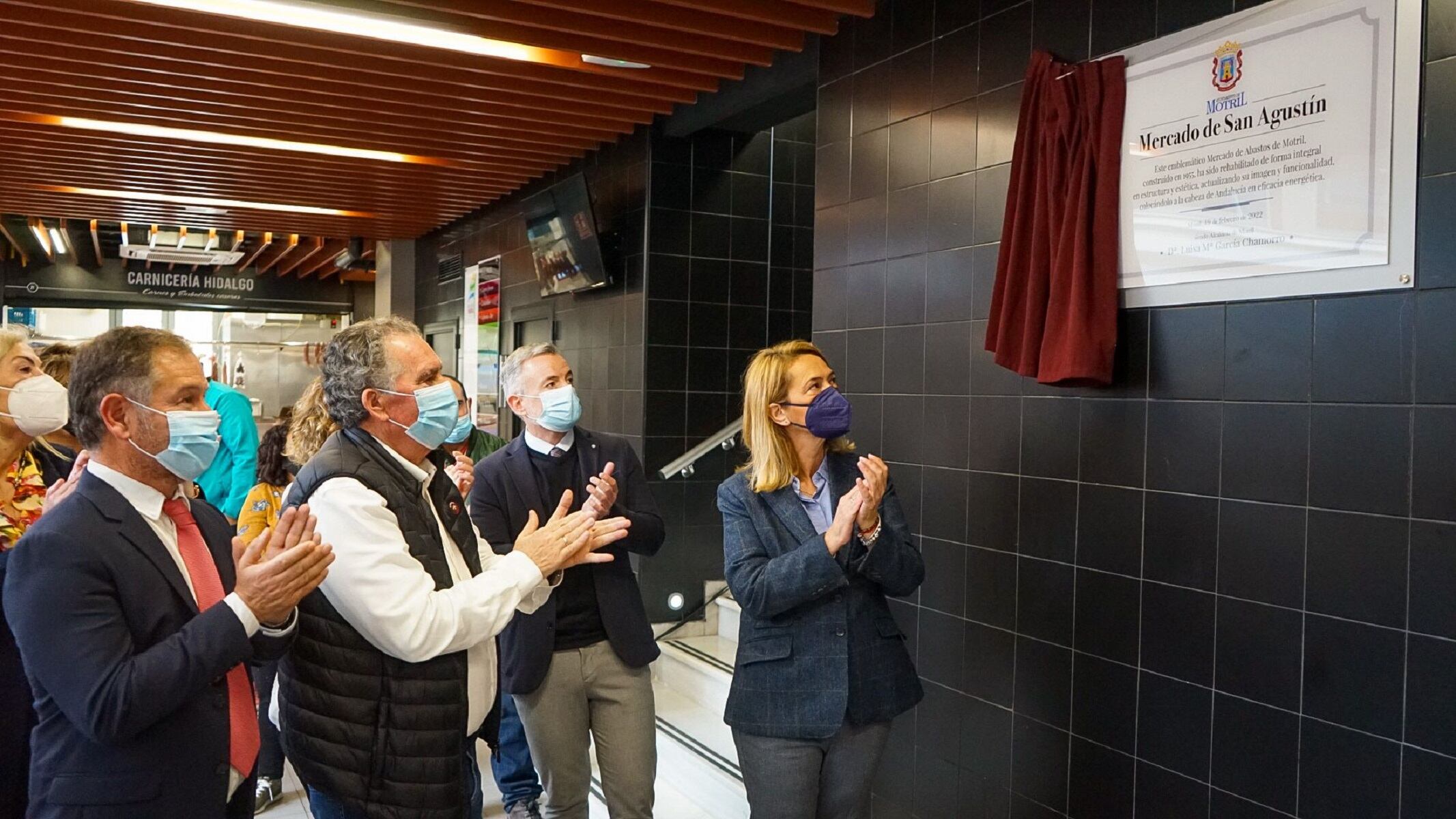 La alcaldesa de Motril, Luisa García Chamorro, inaugura el mercado municipal con miembros de su equipo de gobierno