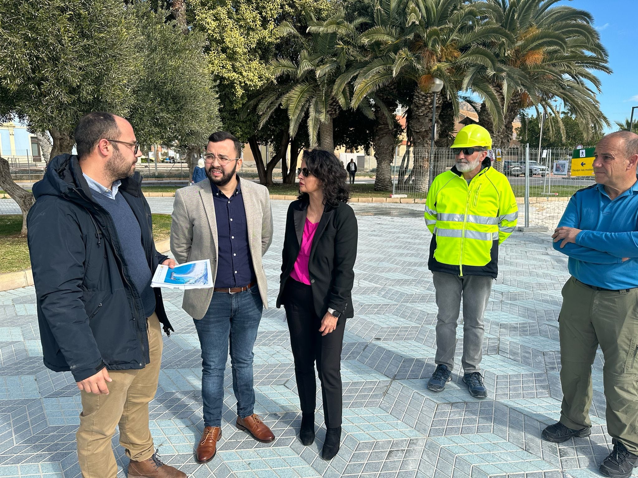 El subdelegado del Gobierno, Juan Antonio Nieves, visita las obras de mejora de la playa del Postiguet