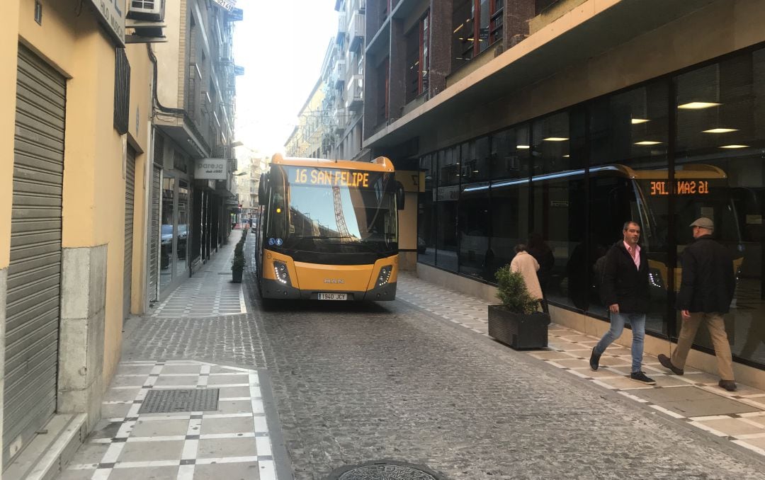 Un autobús urbano circula por la calle Álamos.