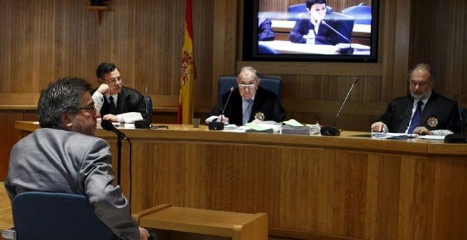 El presidente del PSE, Jesús Eguiguren, durante su declaración como testigo a petición de la defensa en el juicio por enaltecimiento del terrorismo al ex portavoz de Batasuna Arnaldo Otegi y a los dirigentes abertzales Joseba Permach y Joseba Álvarez, que este viernes queda visto para sentencia en la Audiencia Nacional