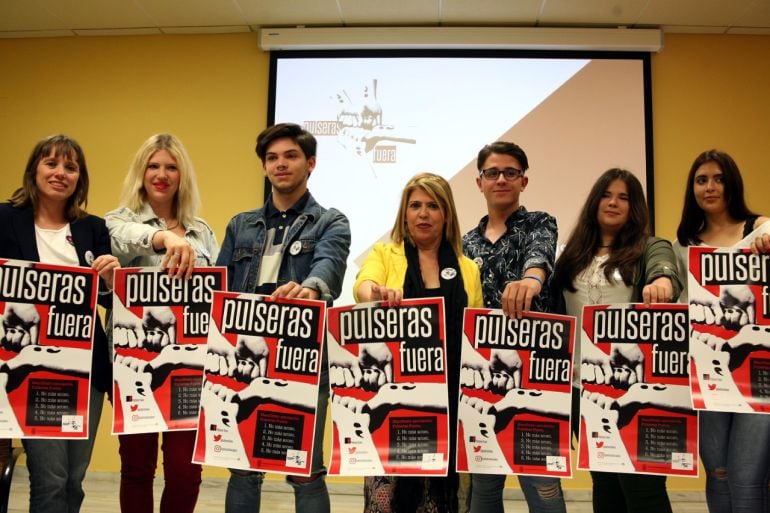 Presentación de la campaña &quot;Pulseras fuera&quot;