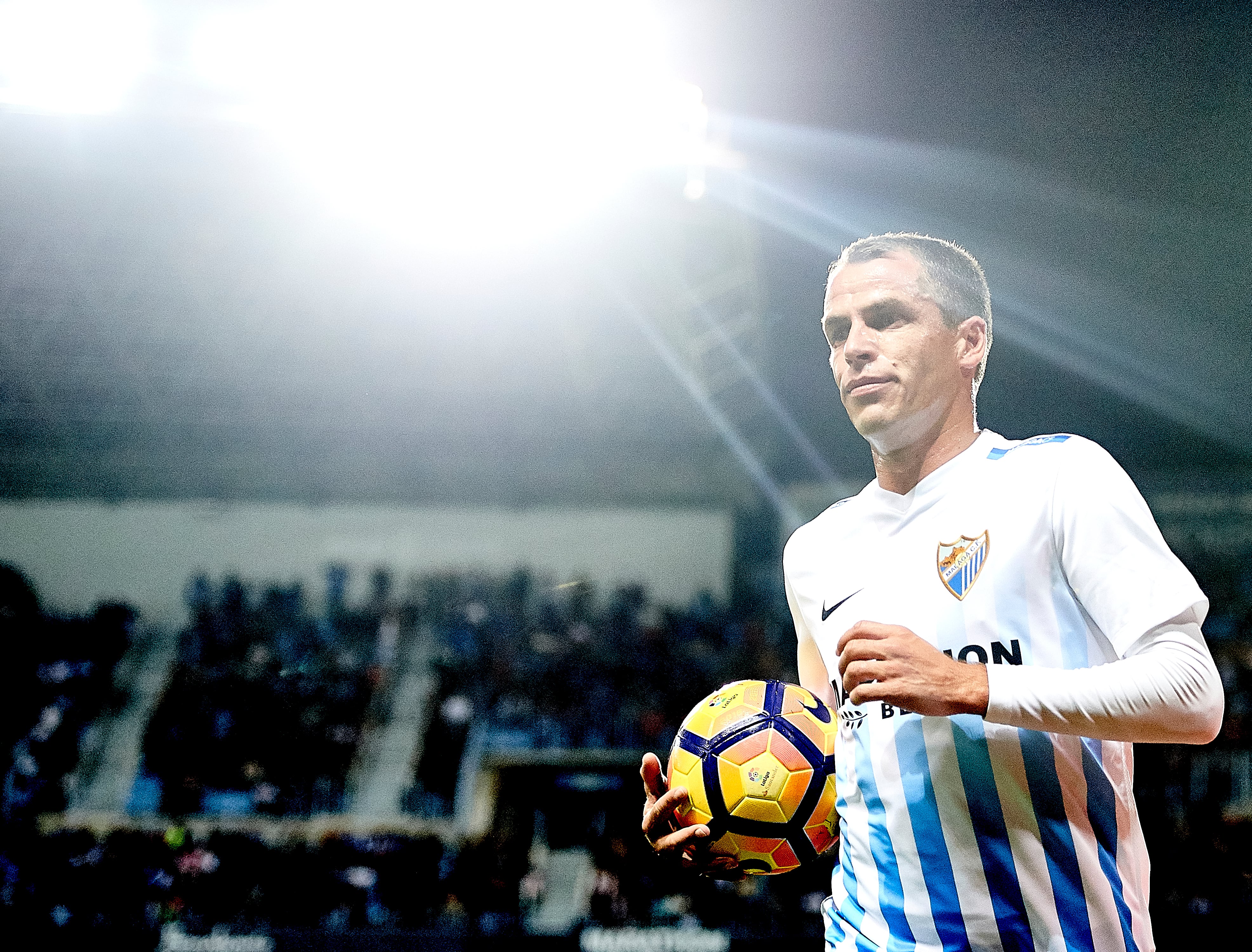 Duda se prepara para lanzar un balón parado con el Málaga CF