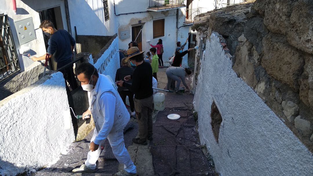 Voluntarios y concejales dedicaron toda la mañana del domingo a encalar las calles del casco histórico