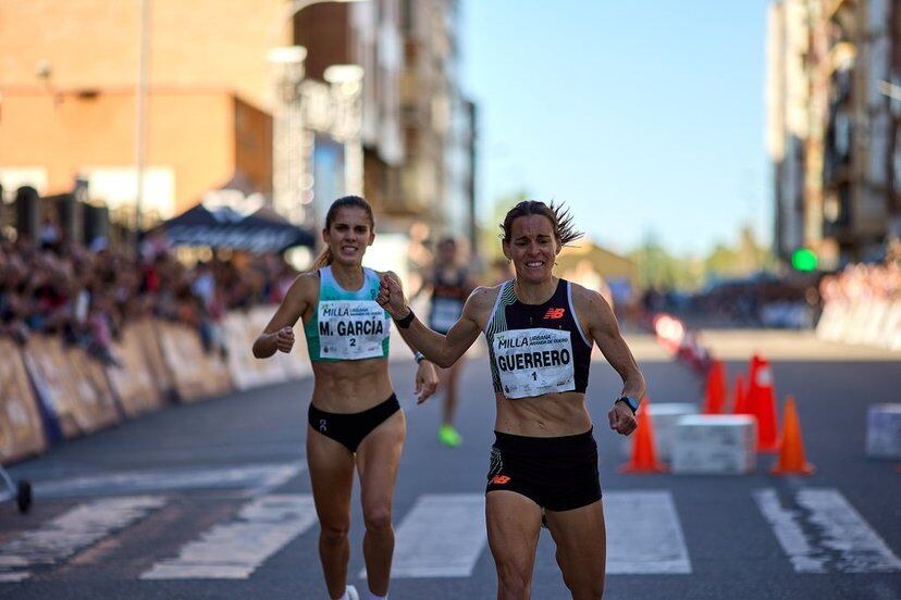 Esther, ganadora en el ámbito femenino, cruza la línea de meta