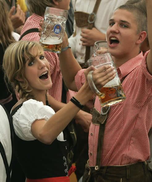 Dos jóvenes celebran el comienzo de la fiesta