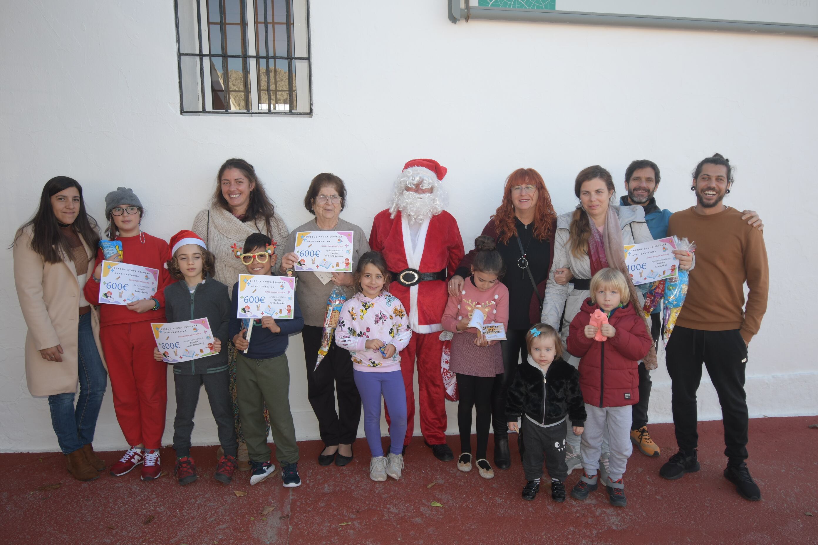 Papá Noel visitó el CPR Alto Genal de Cartajima e hizoentrega de diferentes regalos a los alumnos y alumnas