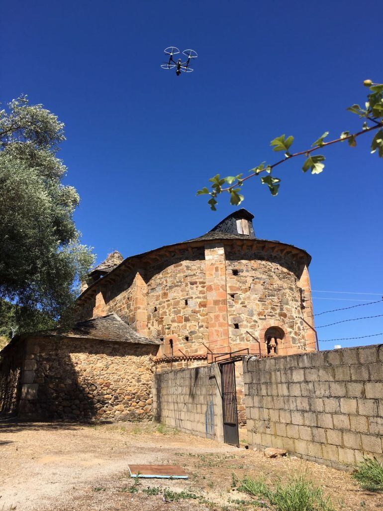 Un dron de los técnicos de la Junta sobrevuela el enclave de la iglesia románica de Santa María de Vizbayo en Otero