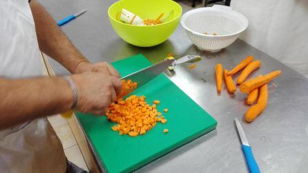 Salvador, uno de los participantes, preparando un sofrito