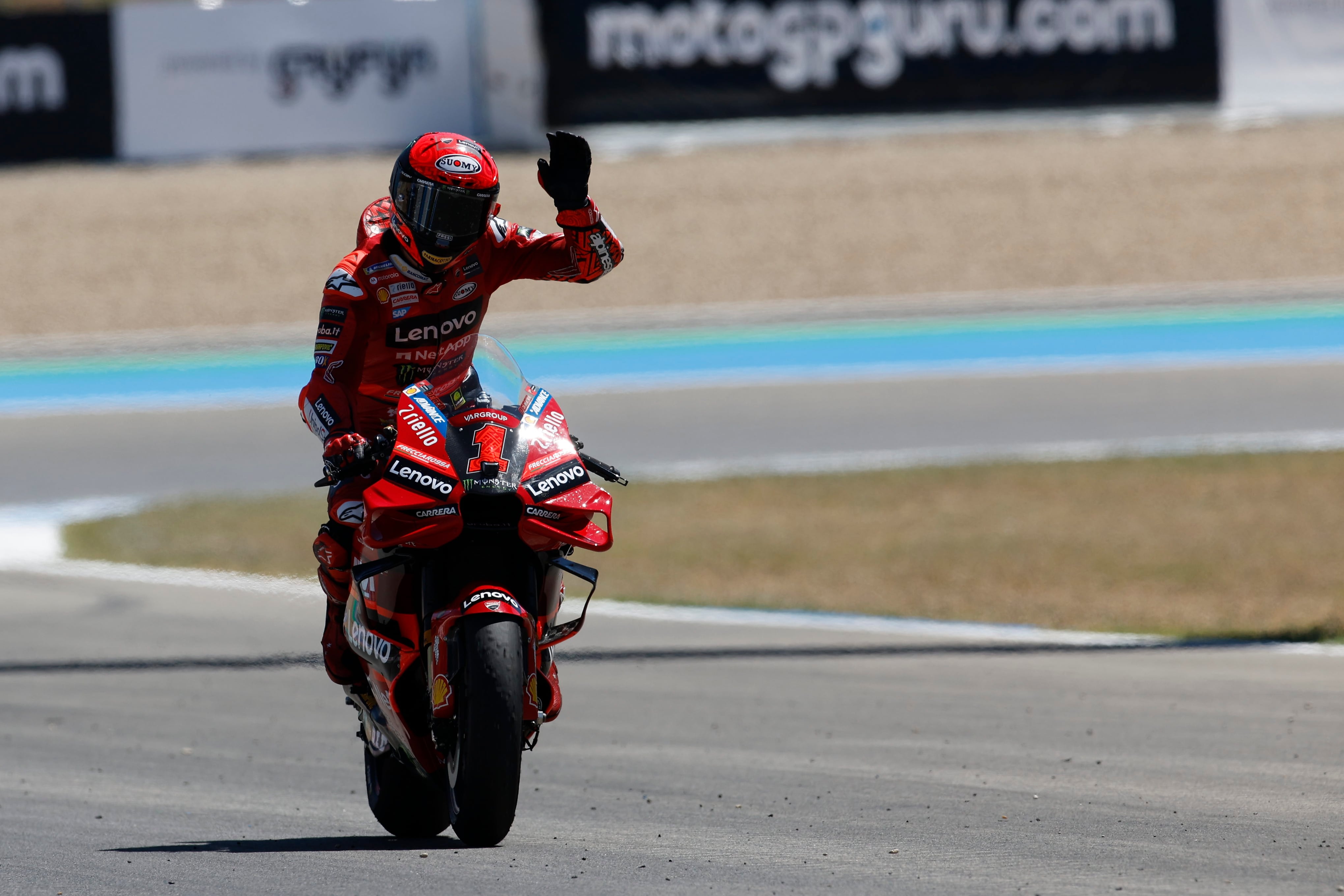 Bagnaia saluda tras su victoria en el GP de España en Jerez