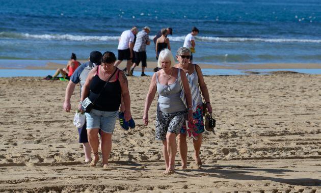 Ciudadanas británicas en la playa de Benidorm