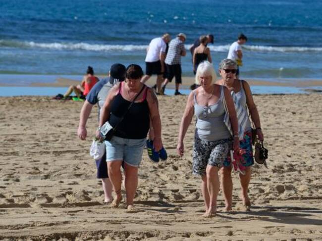 Ciudadanas británicas en la playa de Benidorm