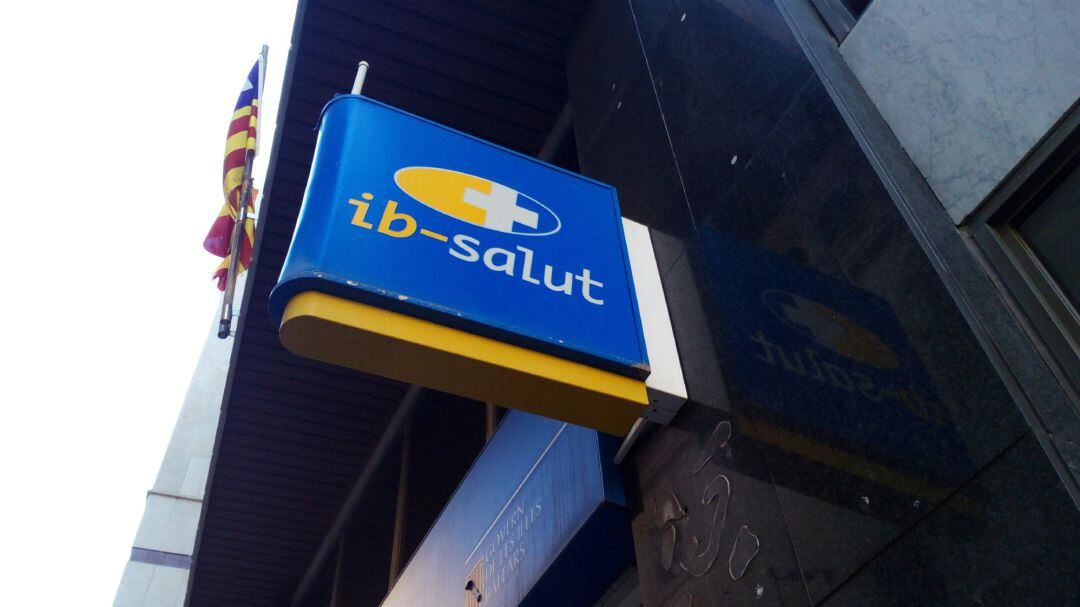 El logo del IbSalut en la oficina de calle Reina Esclaramunda de Palma.