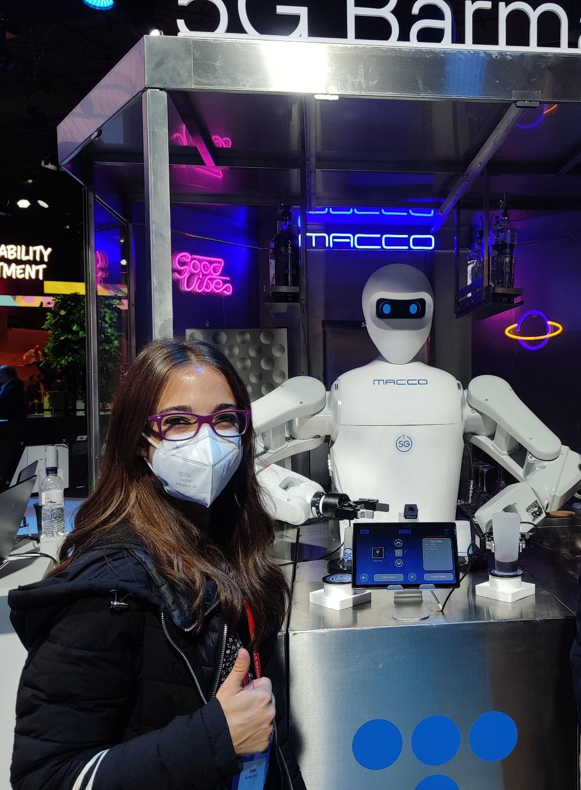 Sandra dejó la medicina por la tecnología. En la foto está junto a un robot en el Mobile Congress