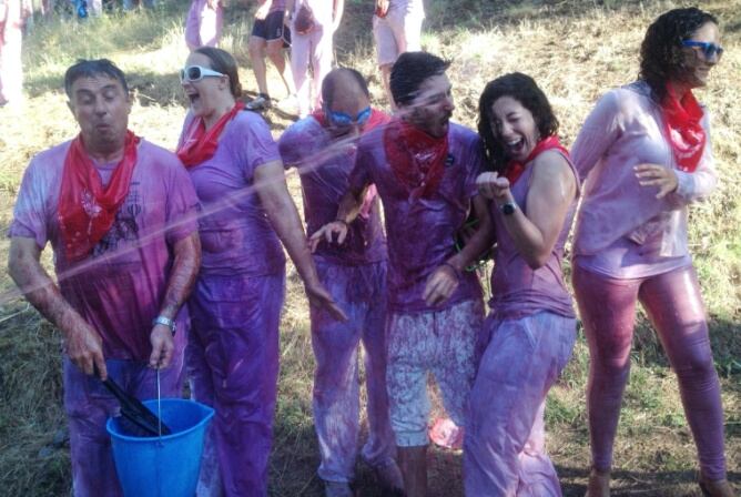 Un grupo de periodistas, disfrutando &#039;desarmados&#039; de la batalla del vino.