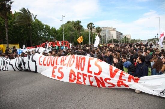 Un miler d&#039;estudiants talla la Diagonal de Barcelona