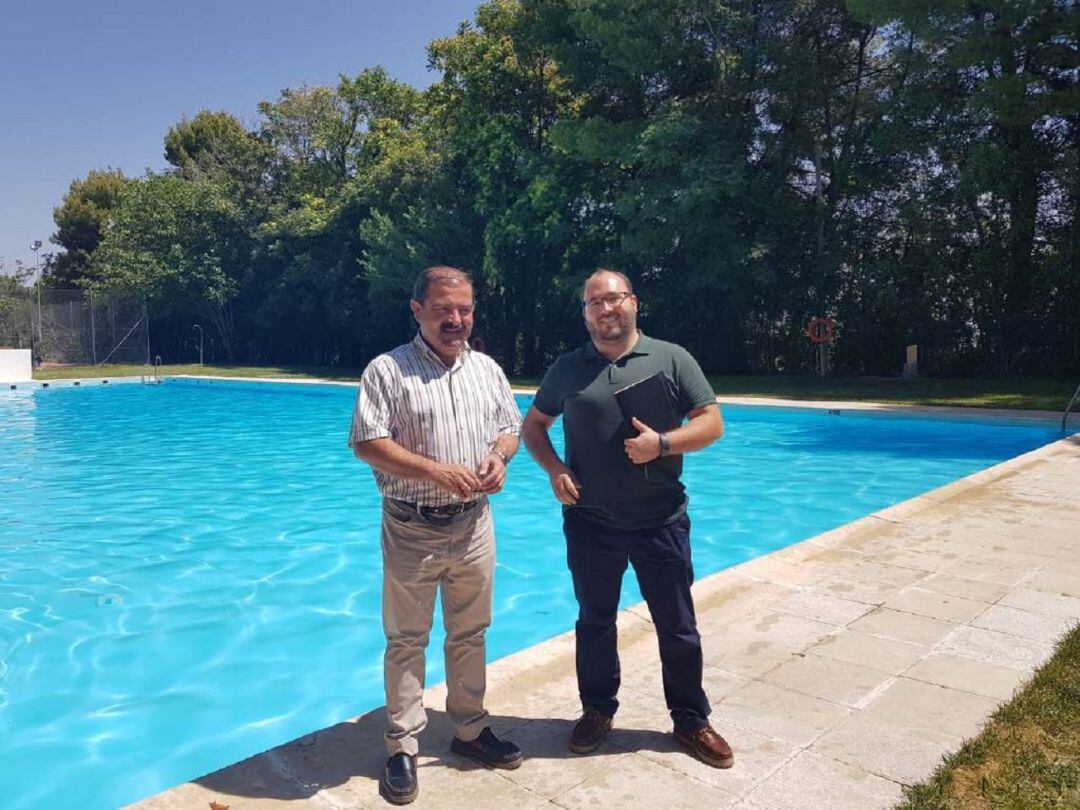 El diputado provincial en funciones, José Castro, izquierda, acompañado por el alcalde de Jimena, Francisco Ruiz, en las instalaciones de la piscina municipal