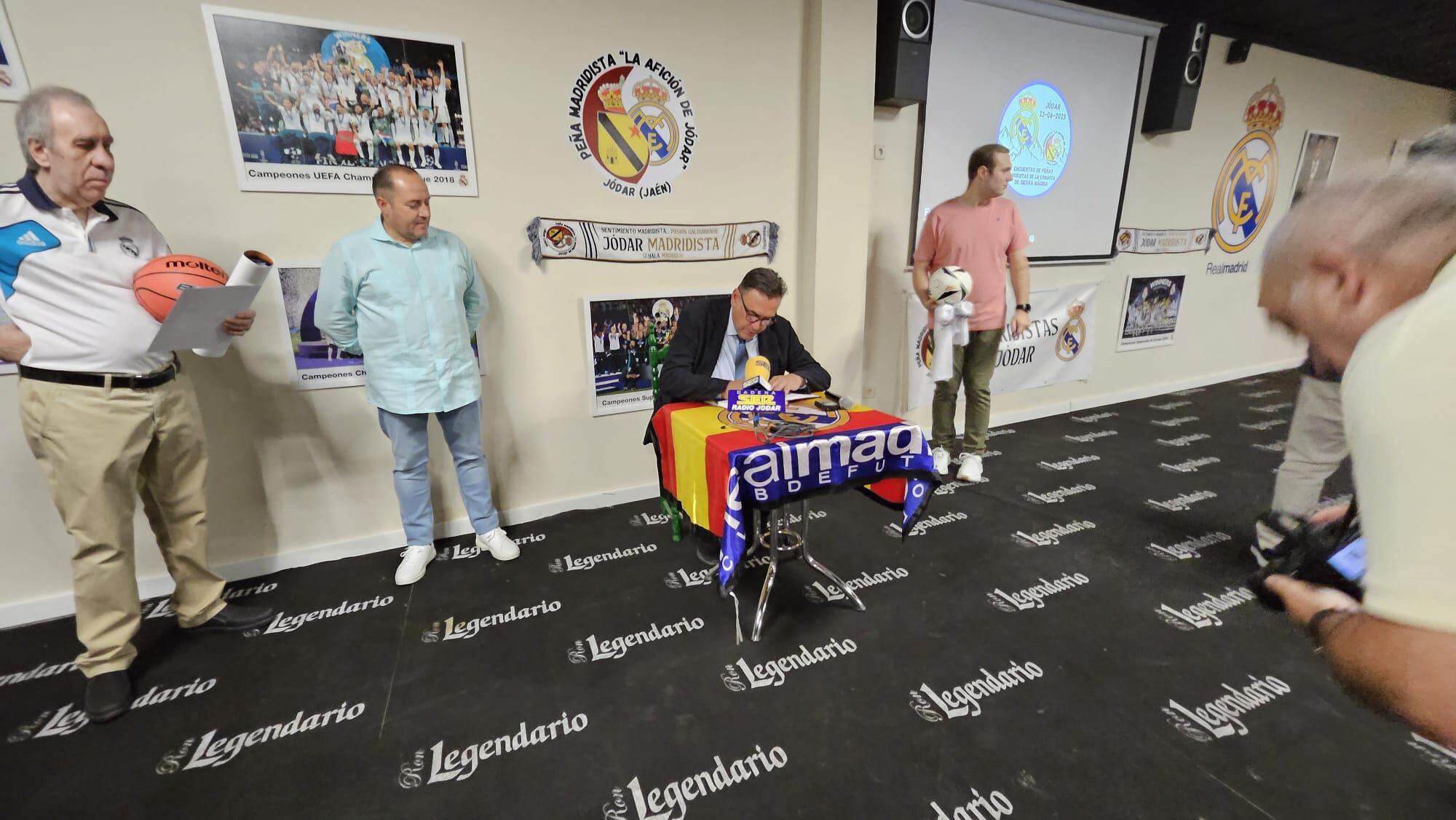 Chechu Biriukov firma en el libro de visitas:honor