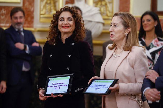 La ministra de Hacienda, María Jesús Montero (i), hace entrega a la presidenta del Congreso de los Diputados, Ana Pastor (d), el Proyecto de Presupuestos Generales del Estado para 2019