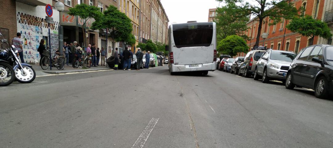 El autobús de Tuvisa "varado" en la calle Comandante Izarduy