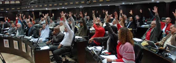 Vista general de los legisladores durante la votación este viernes la Asamblea Nacional de Venezuela.