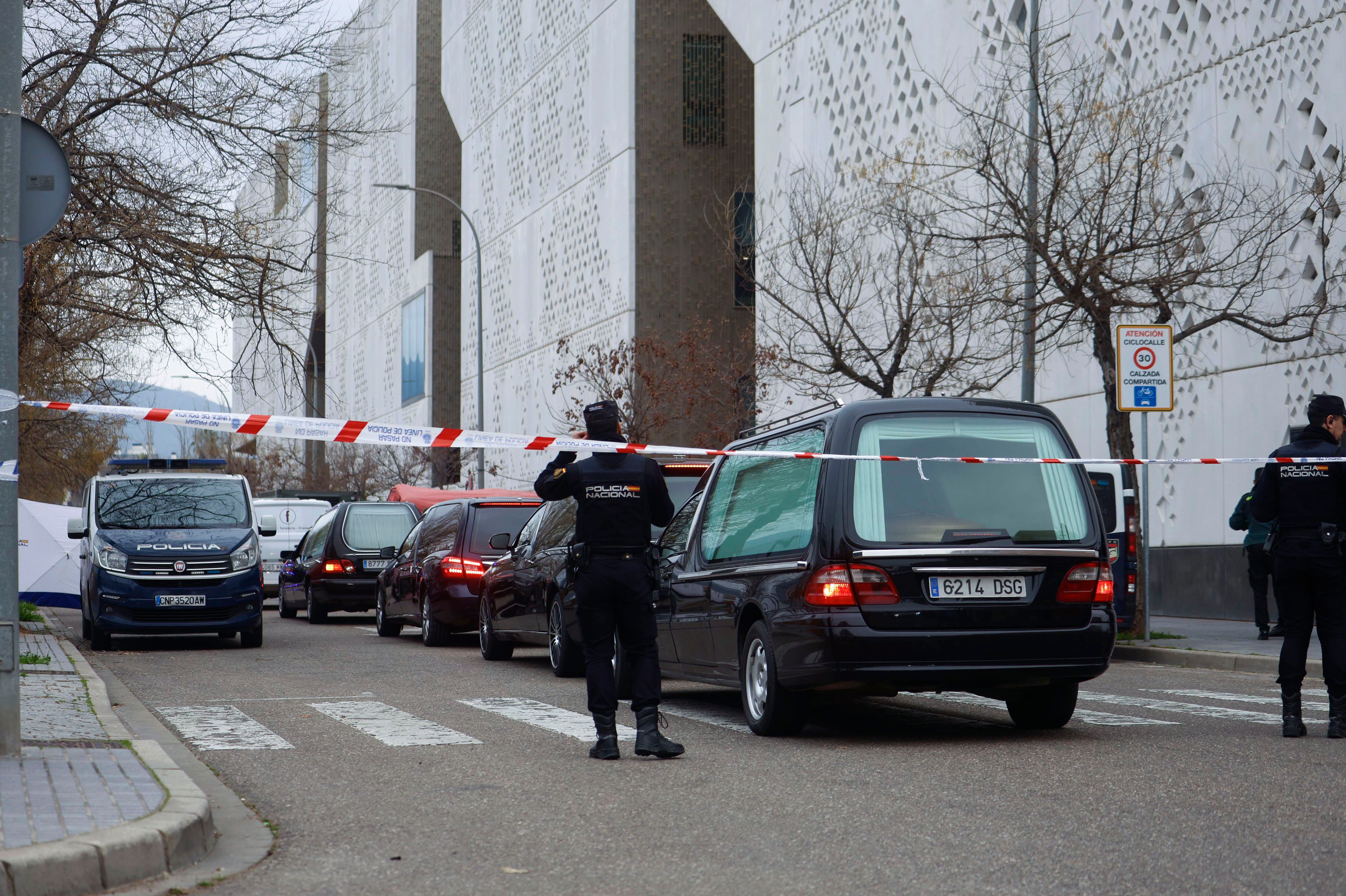 CÓRDOBA, 21/01/2026.- Coches fúnebres siguen llegando al Instituto de Medicina Legal (IML) de Córdoba, donde hasta 27 forenses prosiguen con las labores de identificación de cadáveres de las víctimas del accidente ferroviario de Adamuz (Córdoba) ocurrido el pasado domingo. Los médicos forenses han realizado 38 autopsias e identificado a 25 persona mientras la cifra de fallecidos se mantiene en 42aunque hay 43 denuncias por desaparición. EFE/Salas