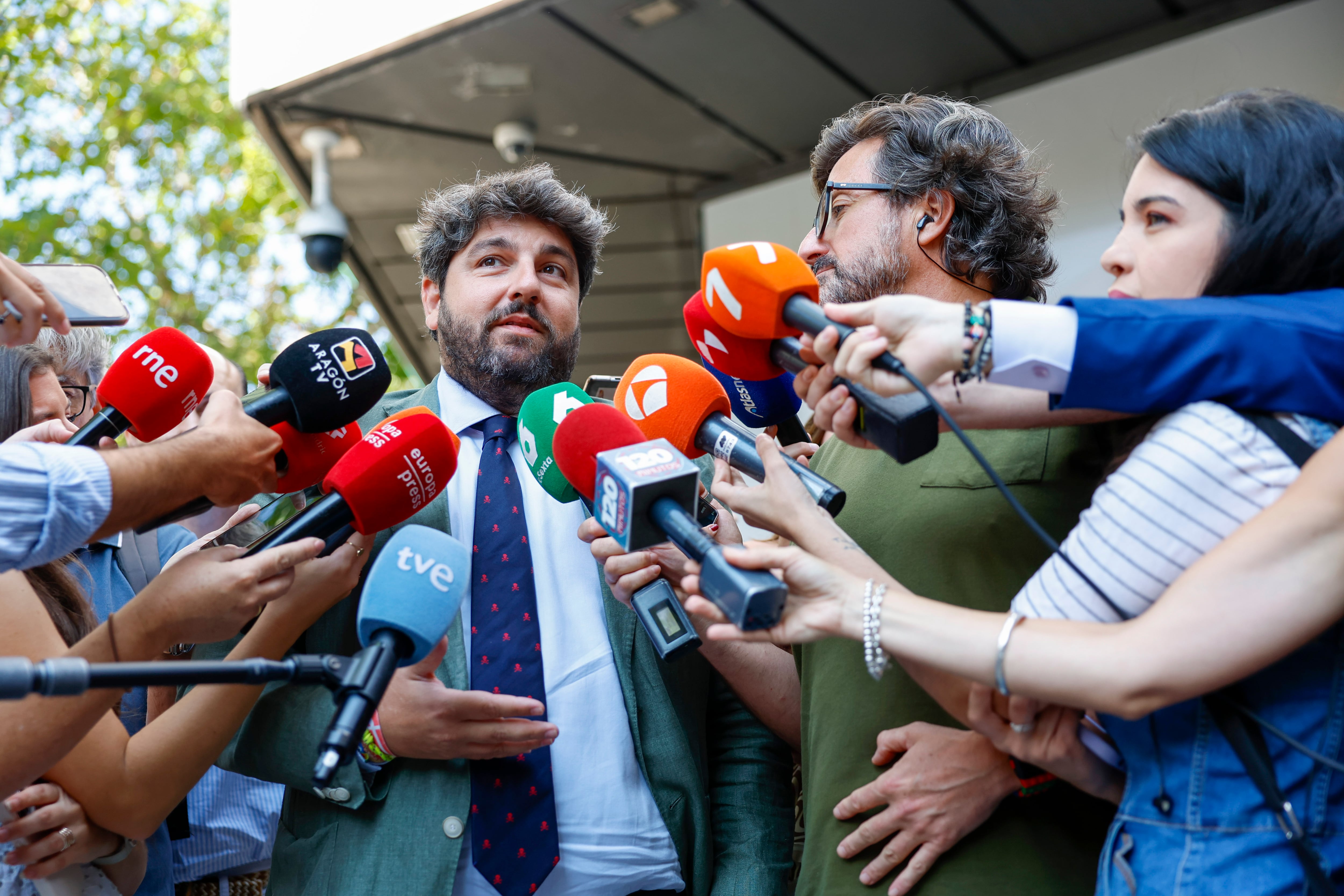 MADRID, 28/07/2025.- El presidente del PP de Murcia, Fernando López Miras  atiende a la prensa a su llegada a la reunión del Comité Ejecutivo Nacional de la formación, este lunes en Madrid. EFE/ Mariscal
