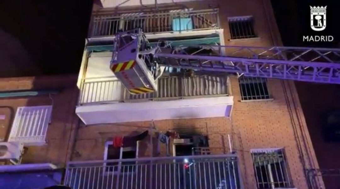 Bomberos extinguen un incendio en el distrito de Villaverde, en Madrid