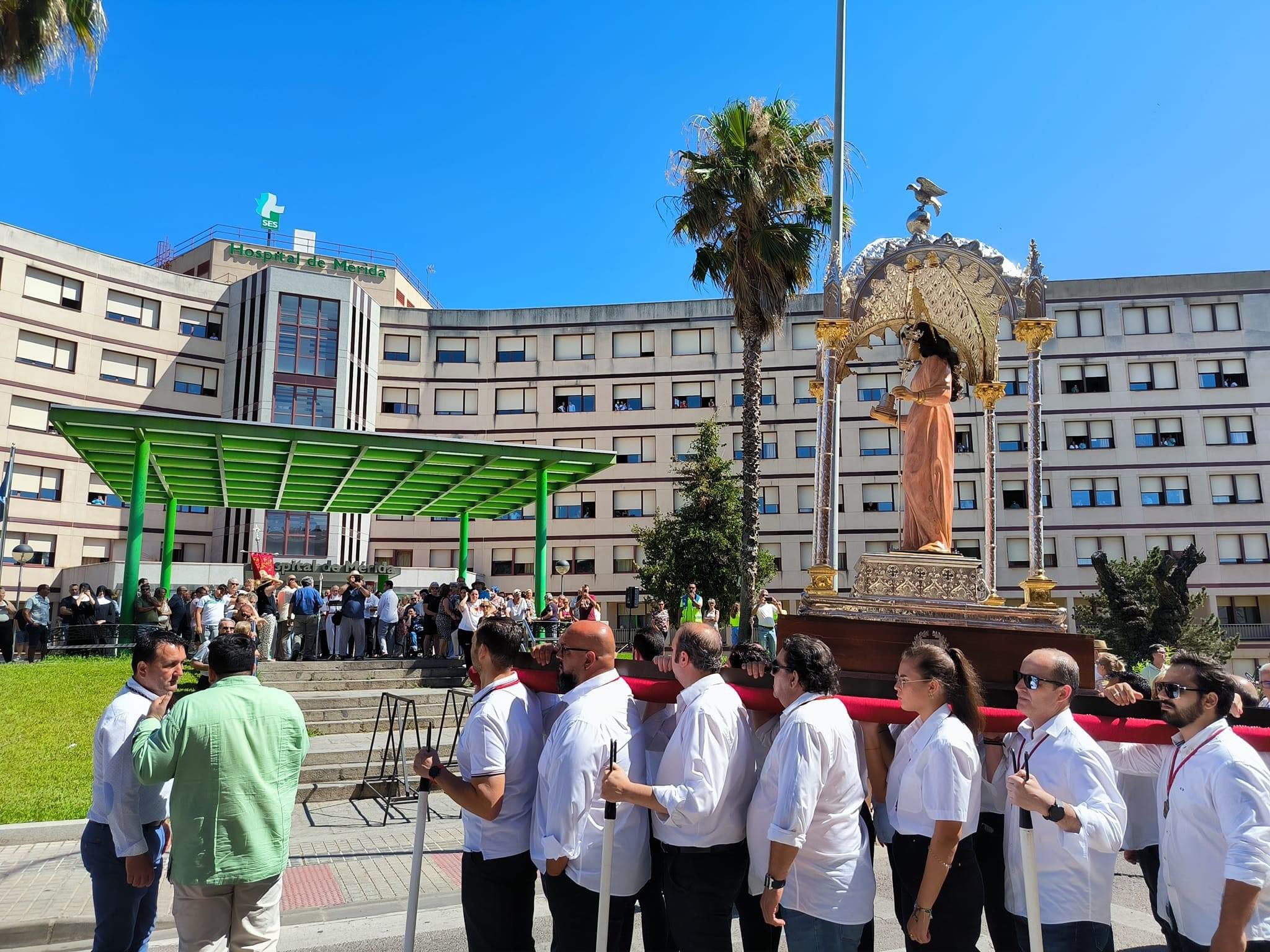 Santa Eulalia visita el Hospital de Mérida