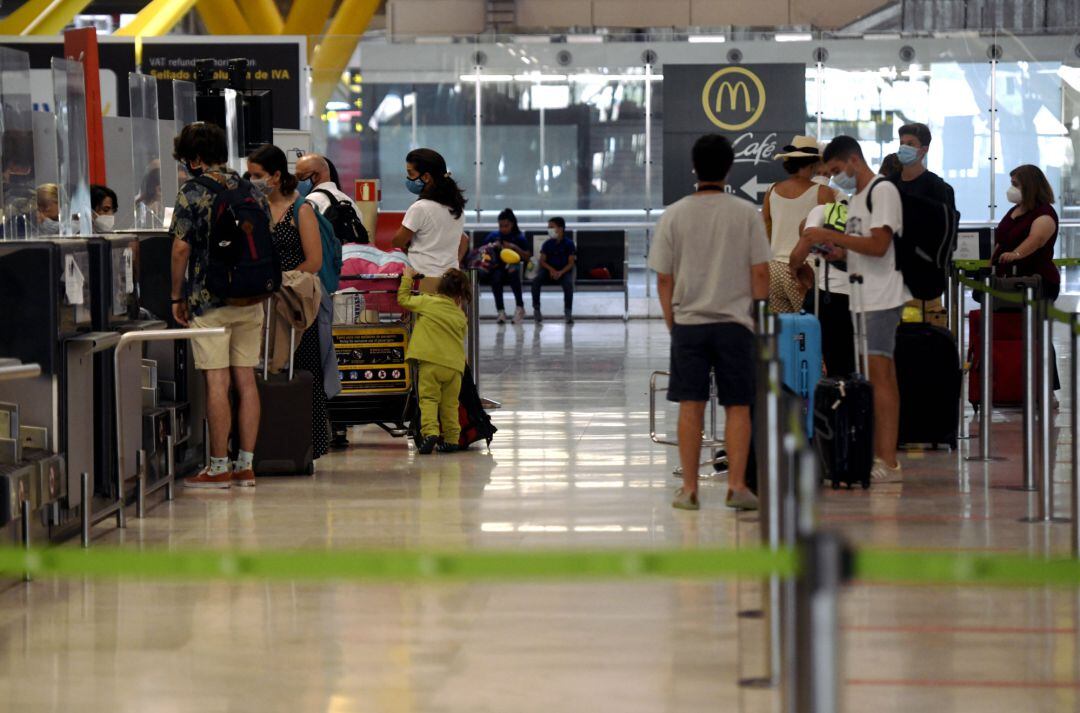Pasajeros facturando en la terminal T1 del Aeropuerto Adolfo Suárez Madrid-Barajas.