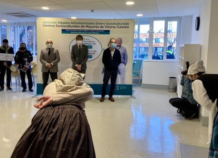 En el interior, la inaguración del Centro de San Martín se ha abierto con el aurresku, un baile típico de Euskadi