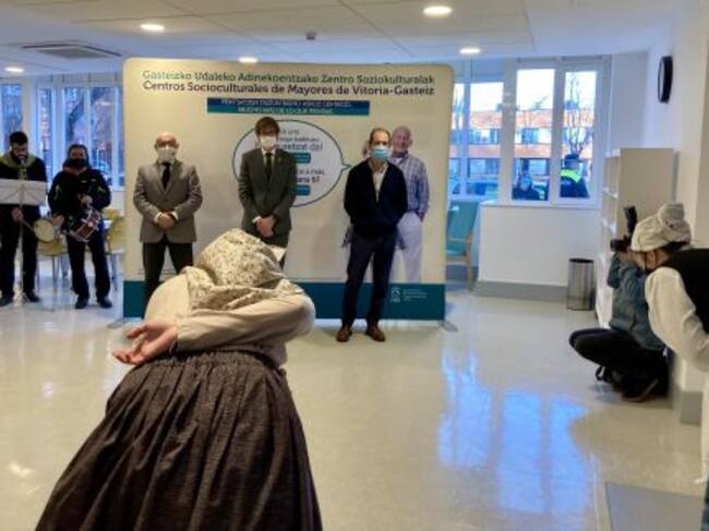 En el interior, la inaguración del Centro de San Martín se ha abierto con el aurresku, un baile típico de Euskadi