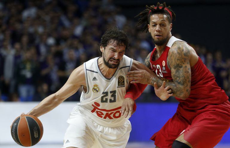 El jugador del Real Madrid Sergio Llull y el escolta del Olympiacos Daniel Hackett durante el partido