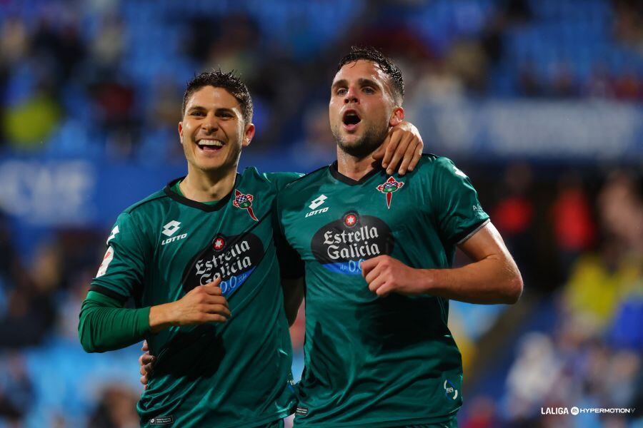 Álvaro Giménez celebra con Óscar Pinchi su primer gol en el Real Zaragoza-Racing de La Romareda (foto: LaLiga Hypermotion)