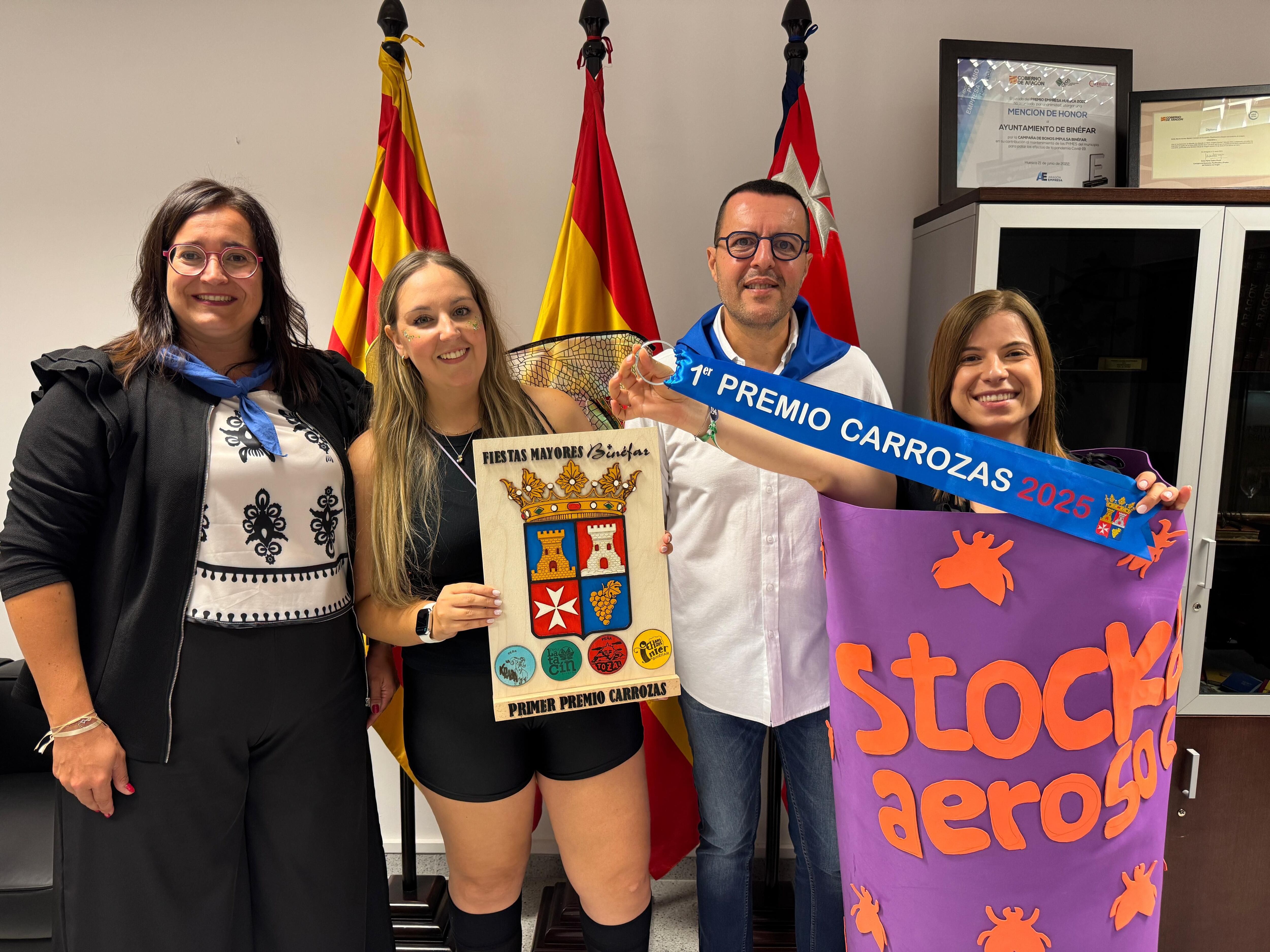 Alcaldesa y Concejal con la peña Latacín.