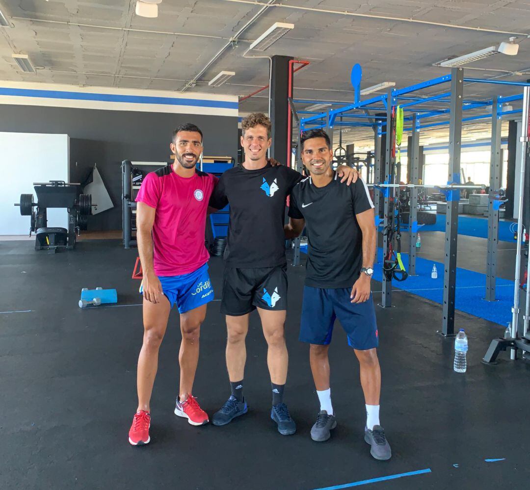 Jesús Fortes, a la izquierda junto a su entrenador personal y al jugador de futvoley Facu Silva.