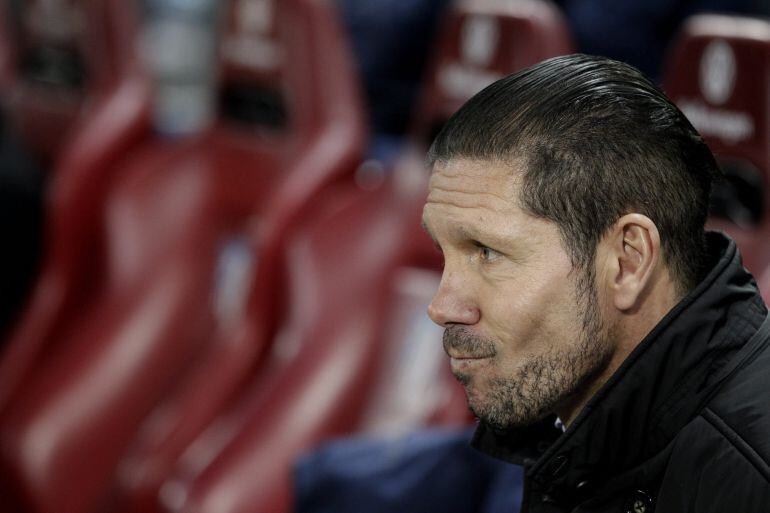 GRA445. MADRID, 28/01/2015.- El entrenador argentino del Atlético de Madrid, Diego Simeone, durante el partido de vuelta de los cuartos de final de la Copa del Rey que Atlético de Madrid y FC Barcelona disputan hoy en el estadio Vicente Calderón de Madrid