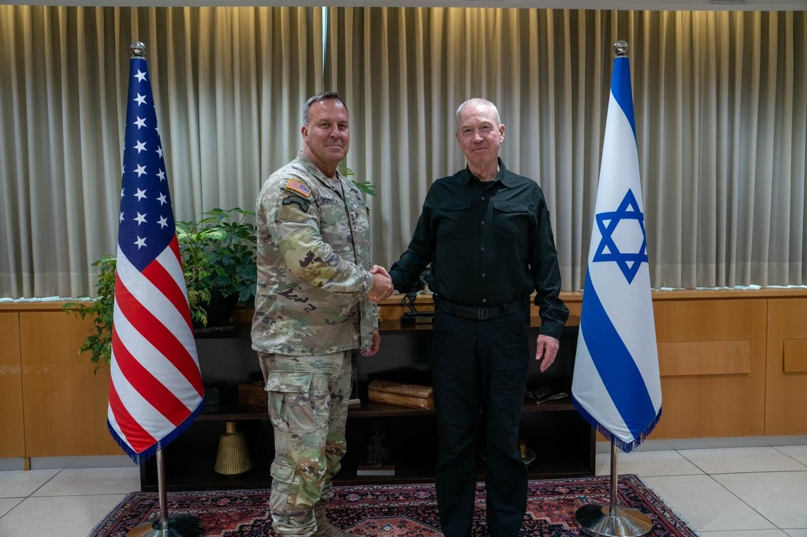 El ministro de Defensa de Israel Yoav Gallant (a la derecha) junto al comandante estadounidense Erik Kurilla durante su reunión este mes de agosto en Tel Aviv