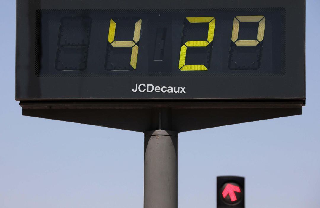 Un termómetro urbano que marca 42 grados centígrados