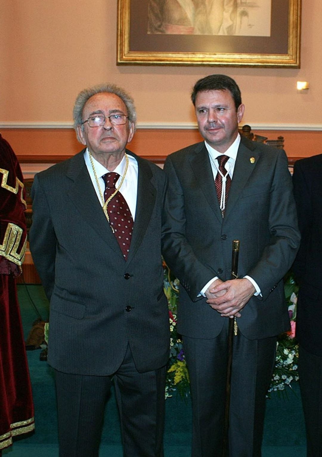 Jaime Rodríguez Salís, junto al alcalde, el día que se le otorgó la Medalla de Oro de la Ciudad.