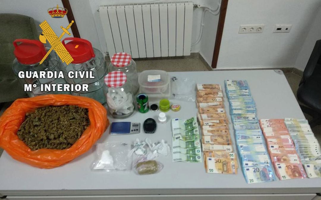 Diferentes tipos de droga y dinero que se ha incautado la Guardia Civil en un operativo en Arjona.