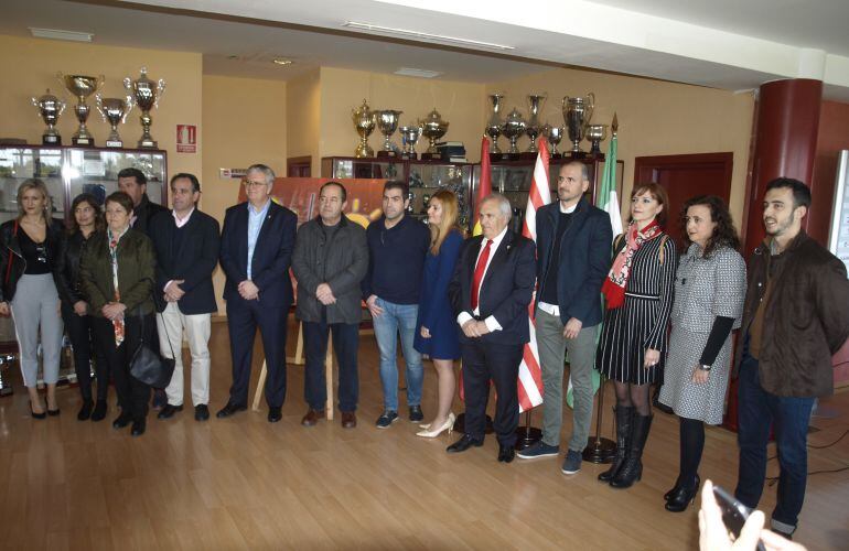 Foto de familia en el palco VIP.