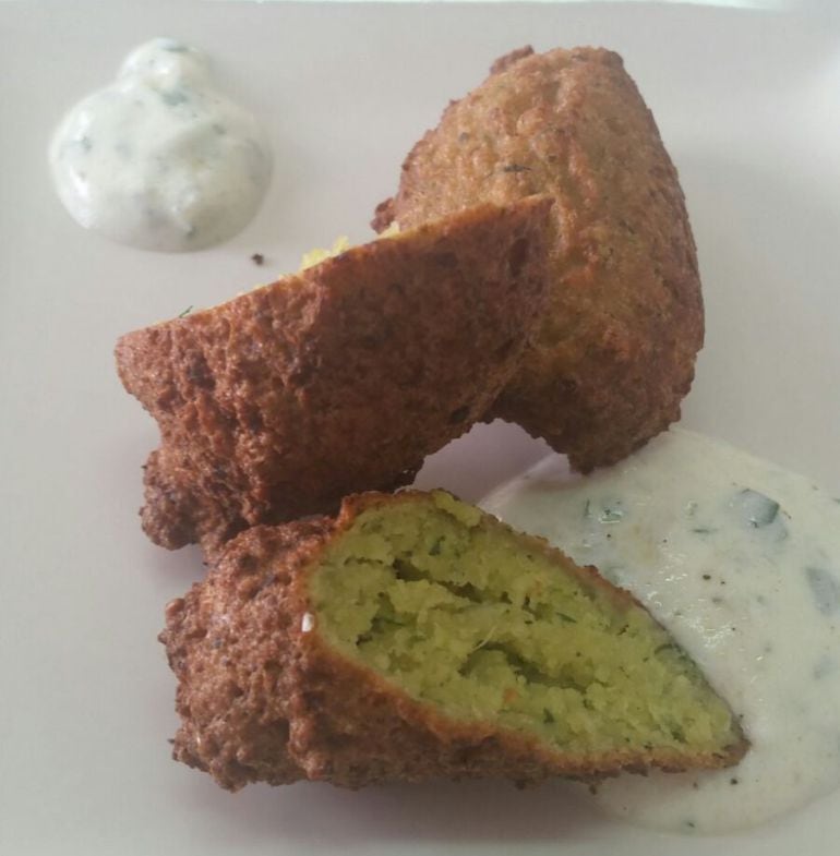 Croqueta de bacalao con salsa romesco