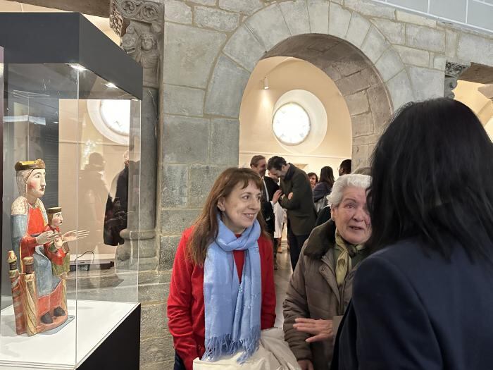 Vecinos de Ena han asistido a la presentación de la restauración de la talla de la Virgen del Camino