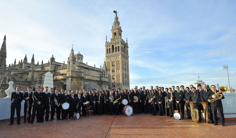 Los componentes de la Banda de Música Nuestra Señora del Sol posan ante la Giralda