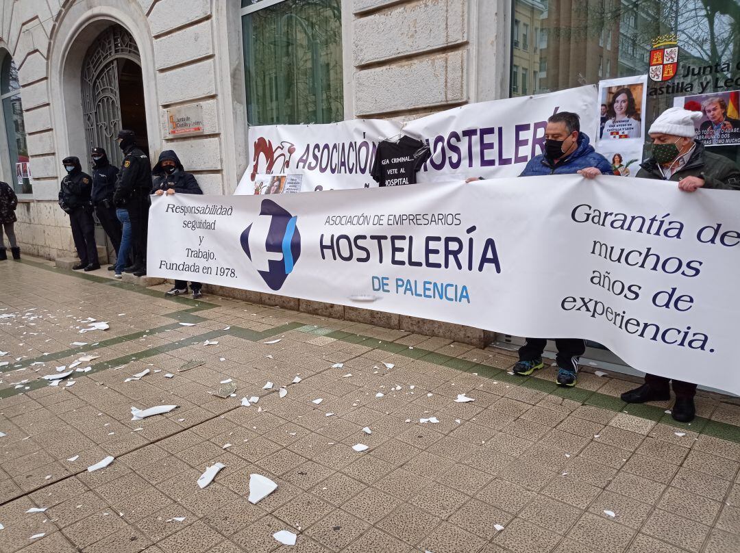 Imagen de una de las protestas de los hosteleros de Palencia frente a la Delegación Territorial de la Junta