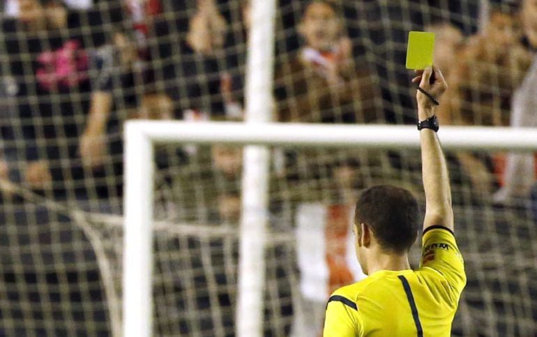 Tarjeta amarilla. Imagen de archivo. 