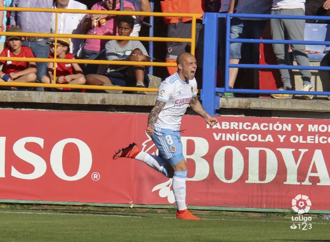 Jorge Pombo celebra el gol que marcó en el estadio Francisco de la Hera