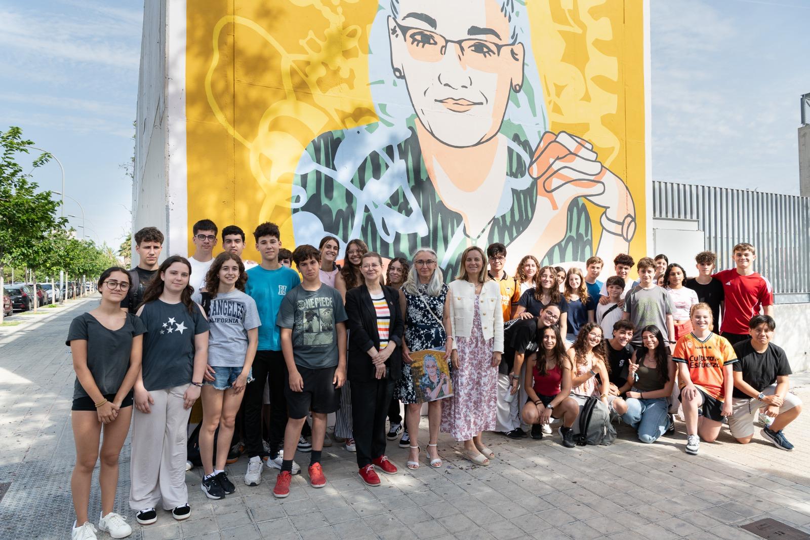 La biofísica Eva Nogales inaugura su mural de Dones de Ciència