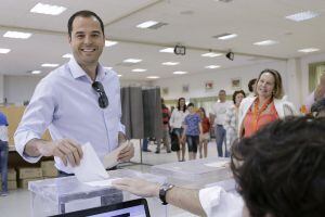 GRA063 MADRID, 24/05/2015.- Ignacio Aguado, candidato de Ciudadanos a la Comunidad de Madrid, vota para las elecciones del 24M en el Colegio Base de Madrid. EFE/Zipi